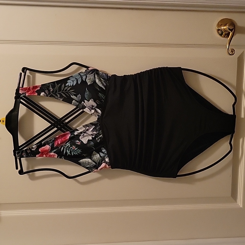 Cupshe black pink floral 1 pc tummy control Vneck swimsuit crossback Small NEW…